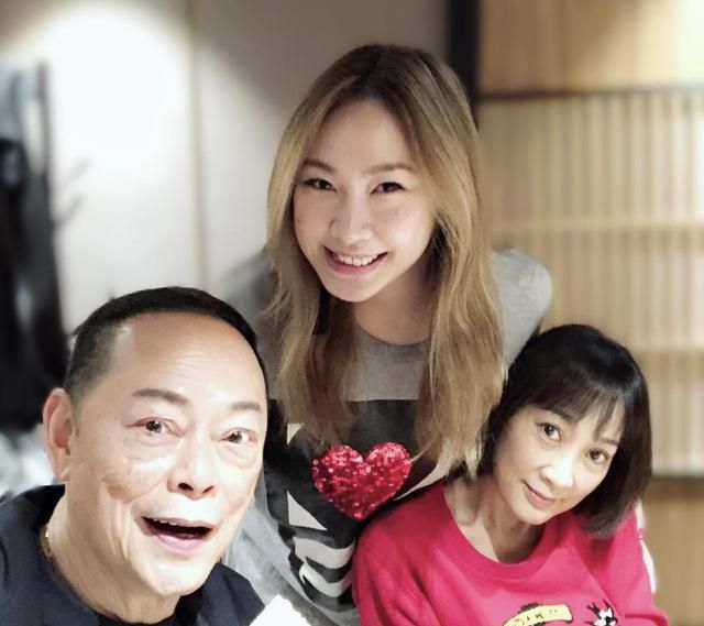 71岁tvb老戏骨罗乐林为女儿庆生妻子罕见露脸,两人同屋分居九年