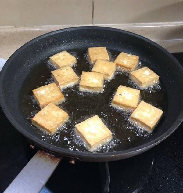 煎豆腐时别直接下油锅多做这一步简单实用豆腐不碎不粘锅