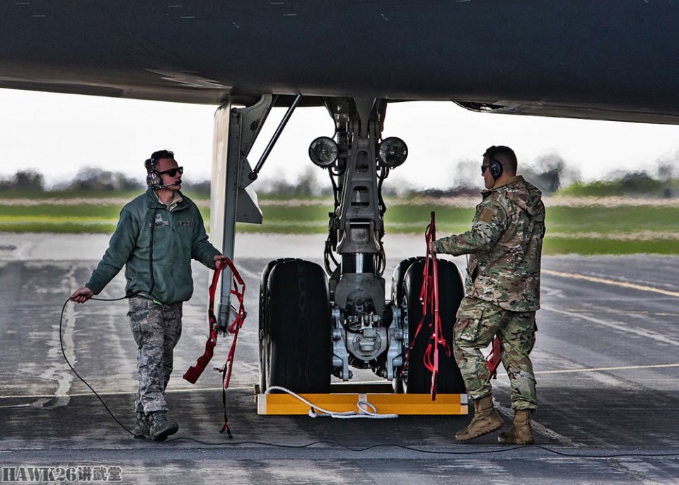 b-2隐形轰炸机飞临英国 检验实战部署能力 主起落架细节分毫毕现