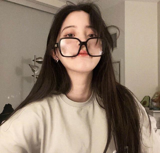 欧阳娜娜搞怪自拍,身穿灰棕t恤出镜,鬼马演绎眼镜的多种戴法