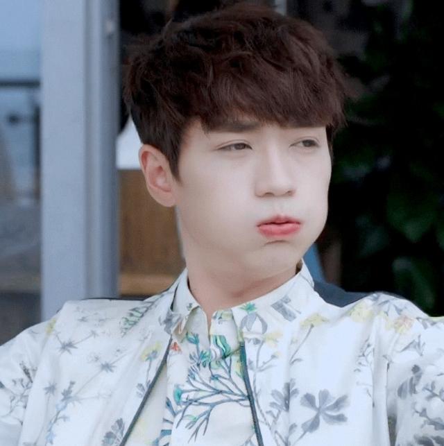 明星嘟嘴大比拼:肖战呆萌,王一博无辜,看到他的模样心都要化了