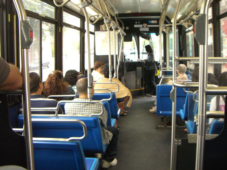 年轻女子公交车上遭遇一男子接下来的举动让众人咋舌