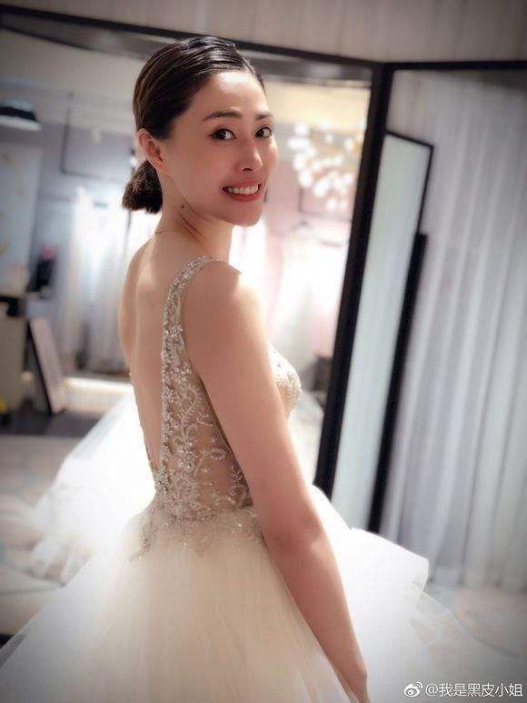 女排前国手远嫁海外后再亮相,一家三口包裹严实笑容满面|马蕴雯|雷特