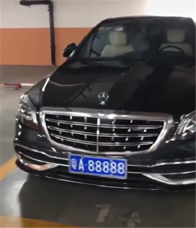 挂88888牌迈巴赫,加价5万,牌值7位数,车主是金利来集团老总