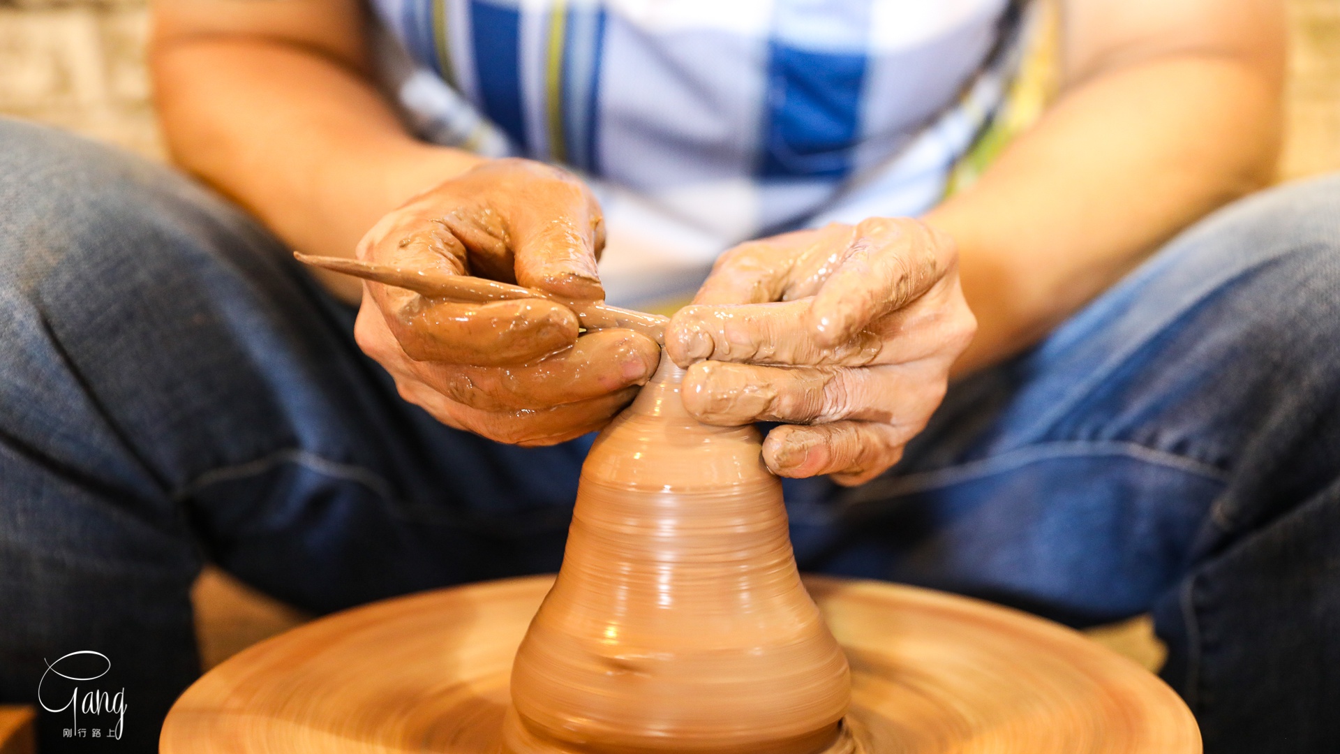 潮州街头闲逛,偶遇大师在街头表演"世界最小"手拉壶,技艺精湛