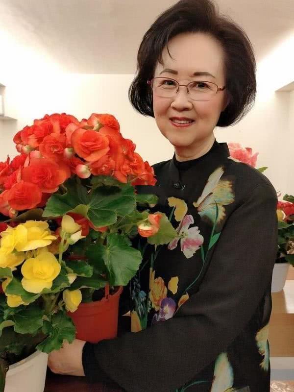 琼瑶一生浪漫,凭爱情至上抢走挚爱,81岁退社交圈穿衣仍少女
