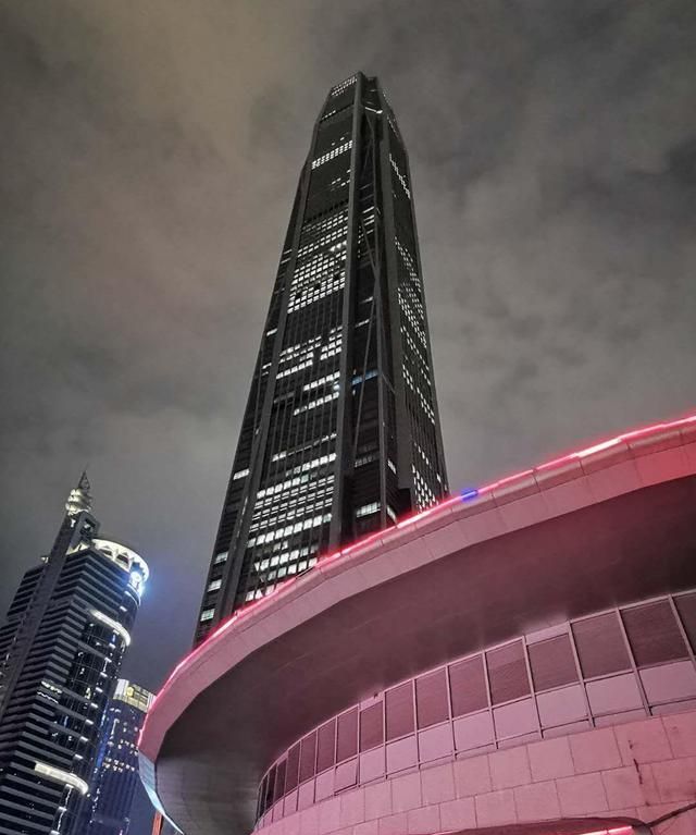 实拍深圳夜景最震撼的购物中心！就在深圳CBD，旁边是深圳最高楼