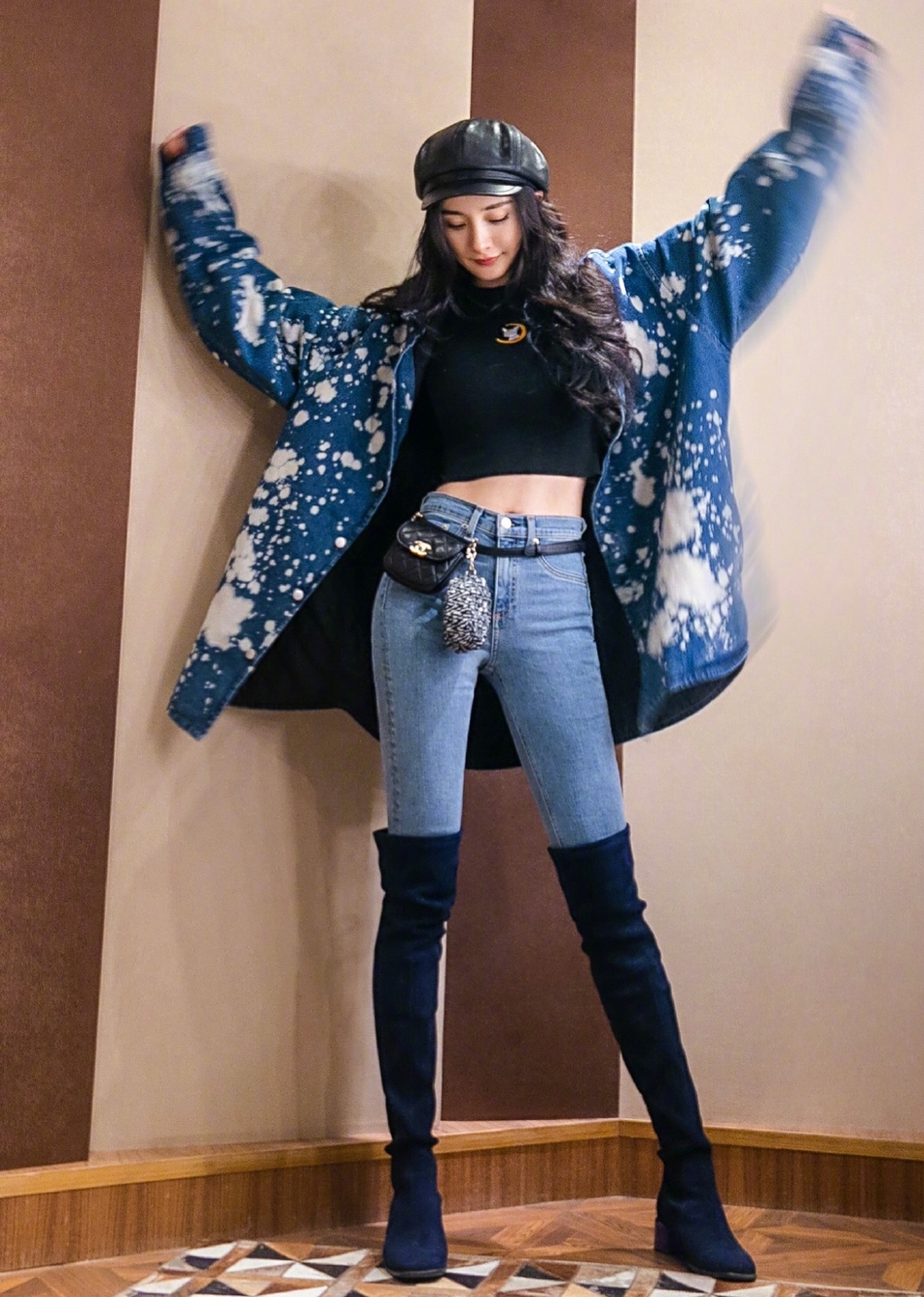 杨幂身材好"绝"啊!穿露脐打底衫配低腰牛仔裤,腿长腰细太惊艳