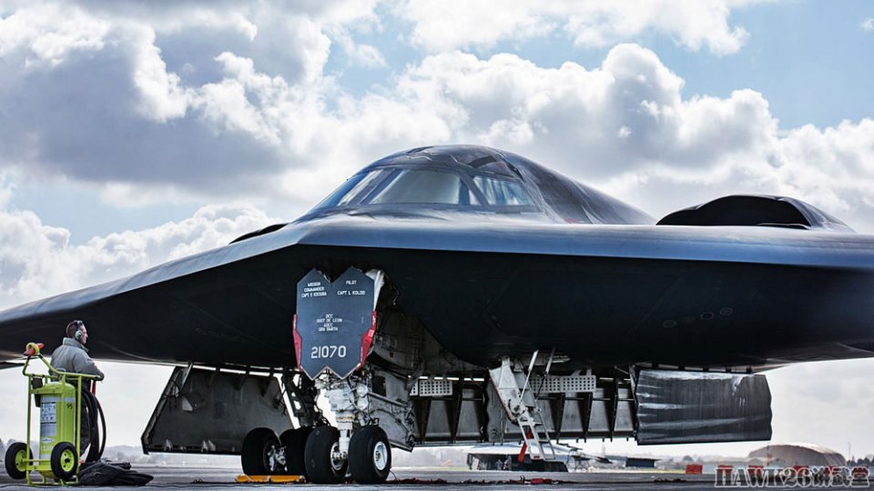 b-2隐形轰炸机飞临英国 检验实战部署能力 主起落架细节分毫毕现