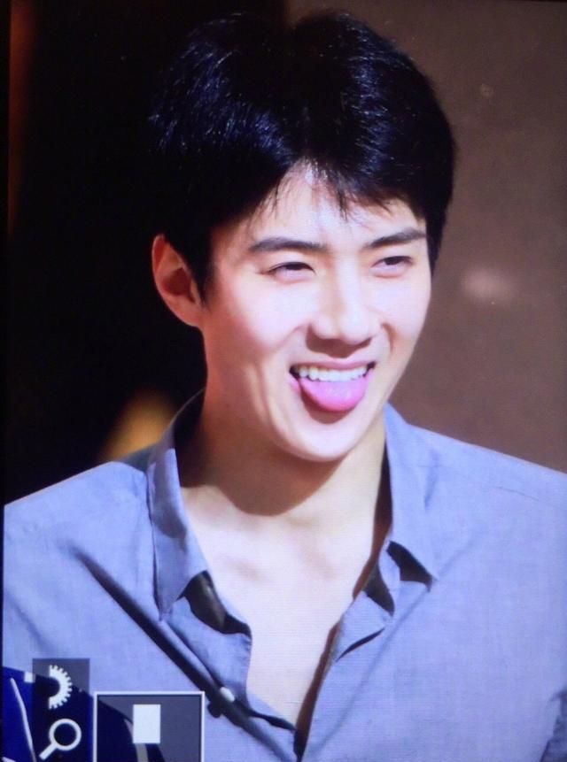 笑起来就喜欢吐舌头,可爱就是世勋的本质!