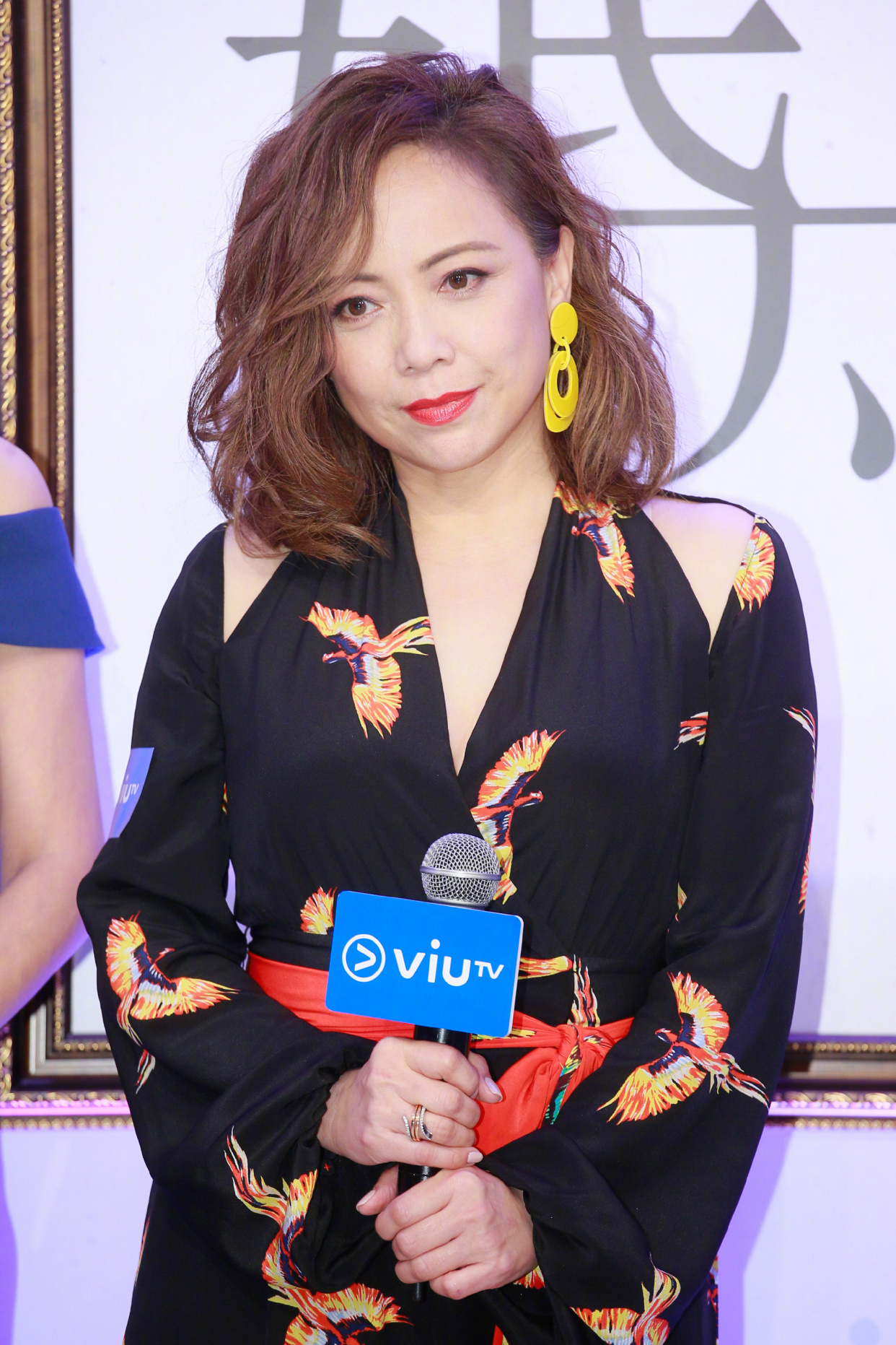 54岁邓萃雯一点没见老!换短发洋气好多,拖地长裙霸气又女人