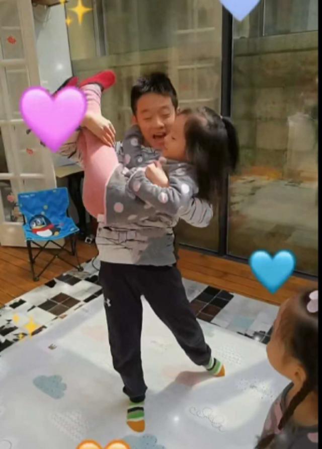 10岁杨阳洋公主抱妹妹,双胞胎女儿居然身高不一样