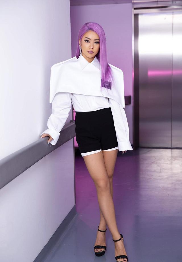 王菊自带"柯基臀",穿挂脖抹胸紧身连衣裙,烟熏妆性感又迷人