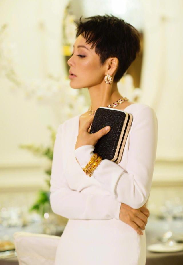 宁静穿搭超性感,一袭白色深v包臀礼服出镜,这身材绝了