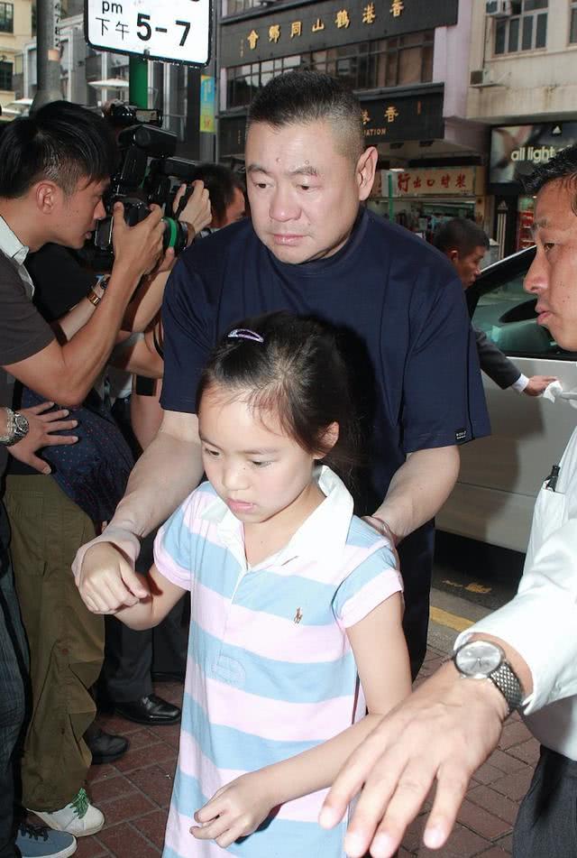 刘銮雄17岁女儿晒近照跳芭蕾舞气质姣好身材修长身高成谜