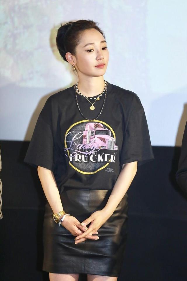 白百何胖了吗?穿黑色t恤配皮质包臀裙勒出小肚腩,全靠气质在撑