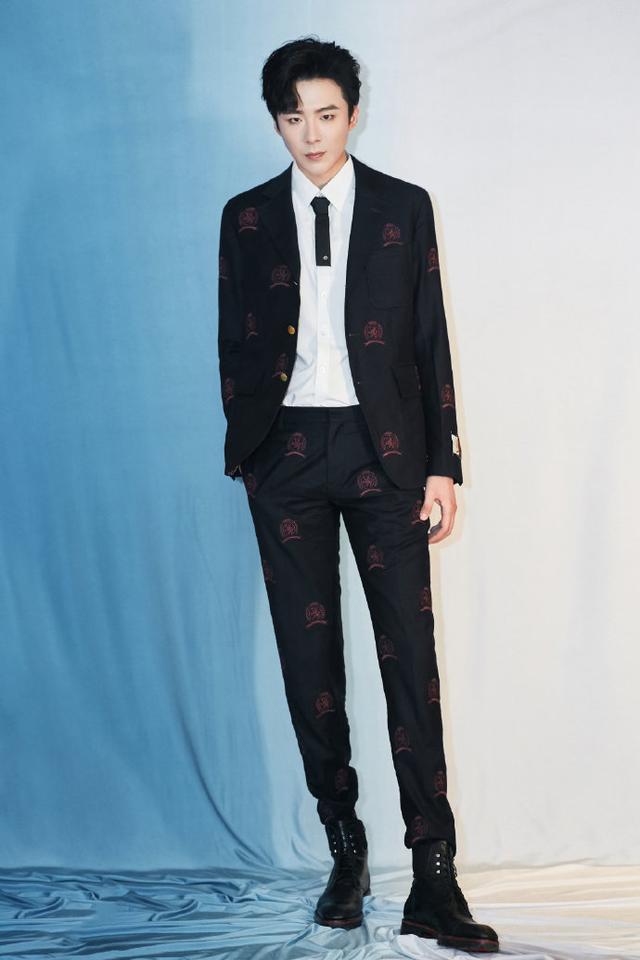 176cm王俊凯和189cm刘宇宁,同穿印花西装,腿长就是任性