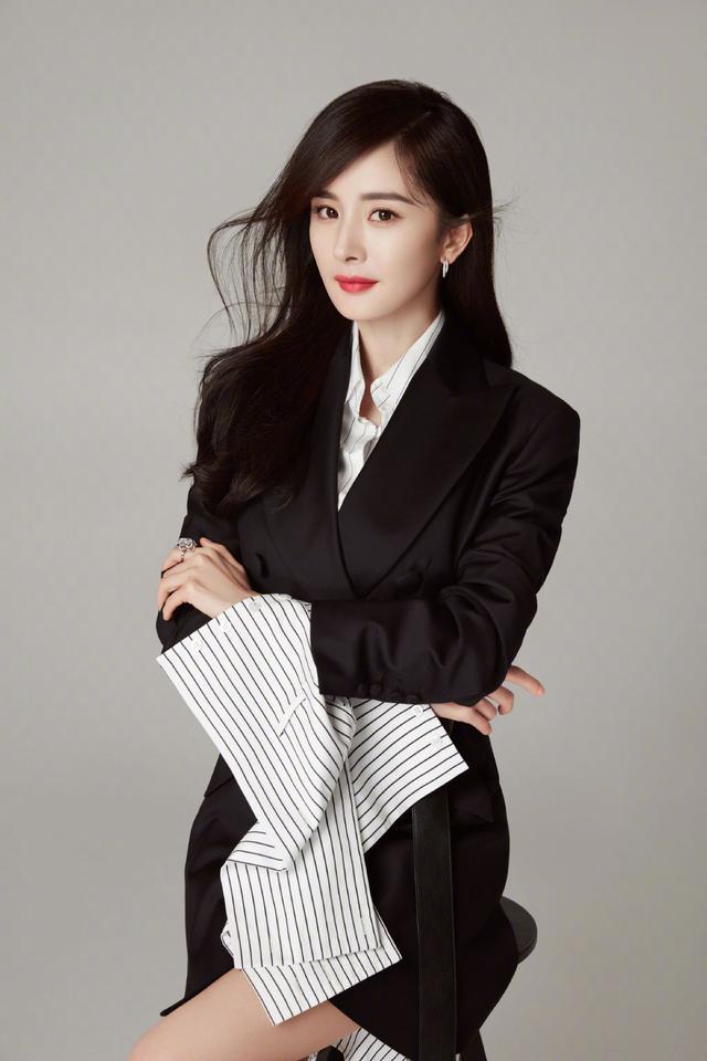 杨幂宣传照存稿放出,黑西装内搭格纹不规则裙,干练不失个性