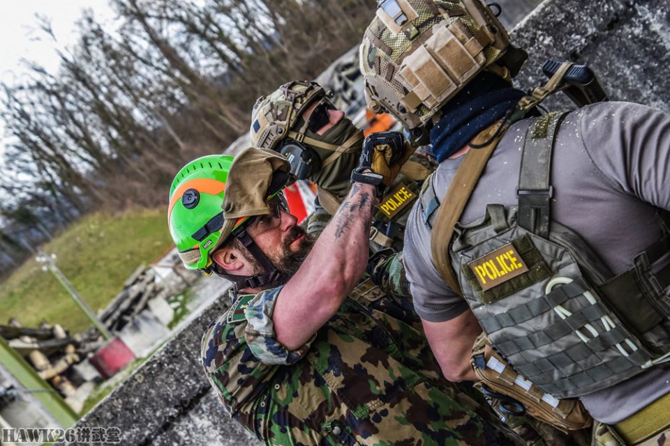 瑞士特警高难训练课 救援部队提供教官场地 演练暴力"查水表"
