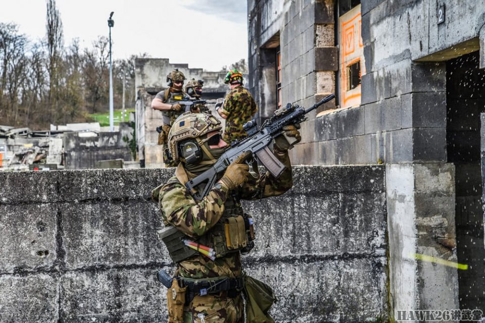 瑞士特警高难训练课 救援部队提供教官场地 演练暴力"查水表"