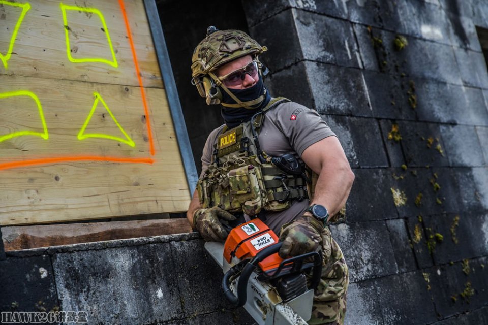 瑞士特警高难训练课 救援部队提供教官场地 演练暴力"查水表"