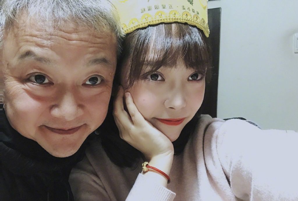 女儿肤白貌美,与父亲长相仿佛复制粘贴|欧阳奋强|贾宝玉|女儿_新浪