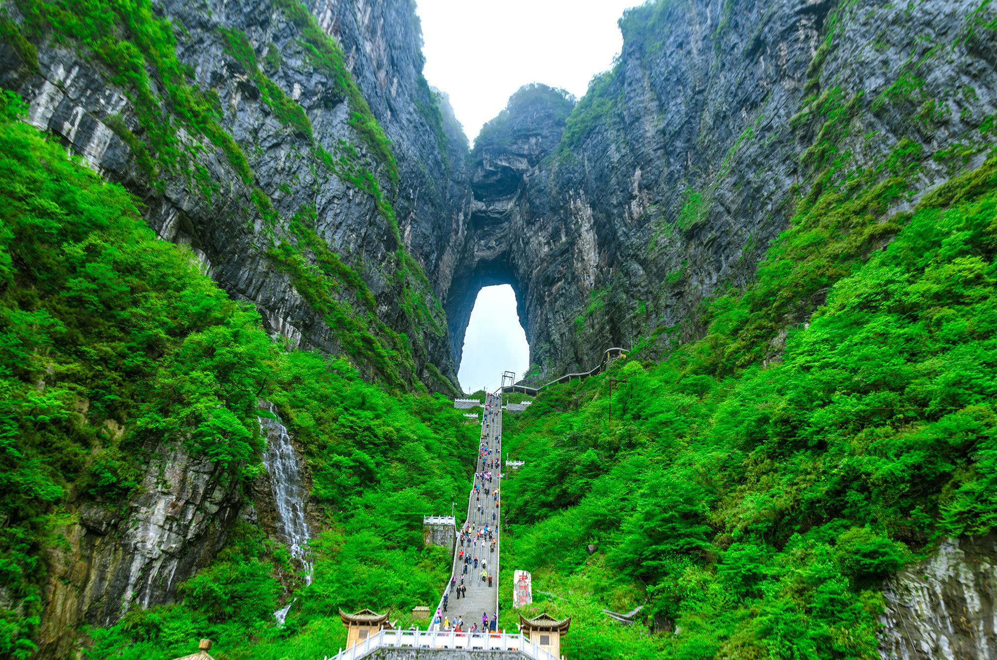 世界上最高的天然穿山溶洞,号称"通天门户",就在湖南张家界|天门洞