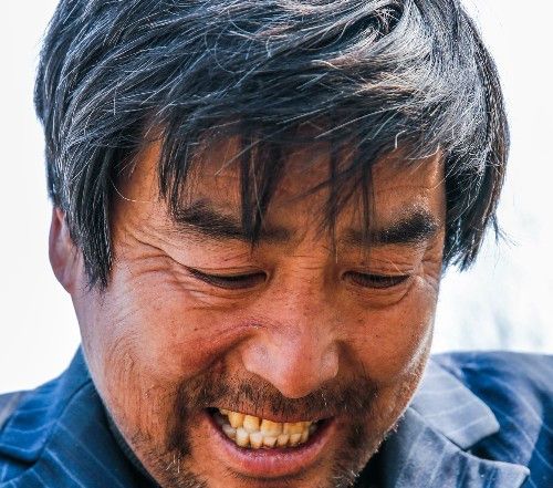 农民大哥在农村集上现场纯手工制作,17元一把,一年做上万把!