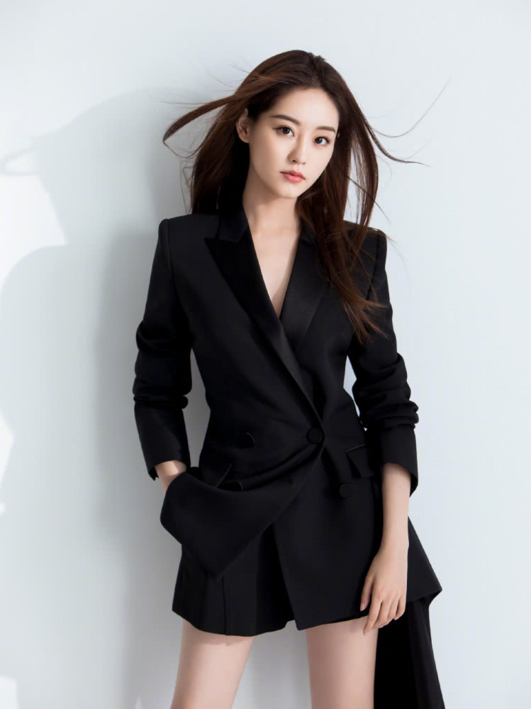 祝绪丹太会穿了,西装搭配踩脚紧身裤,显高又显瘦!