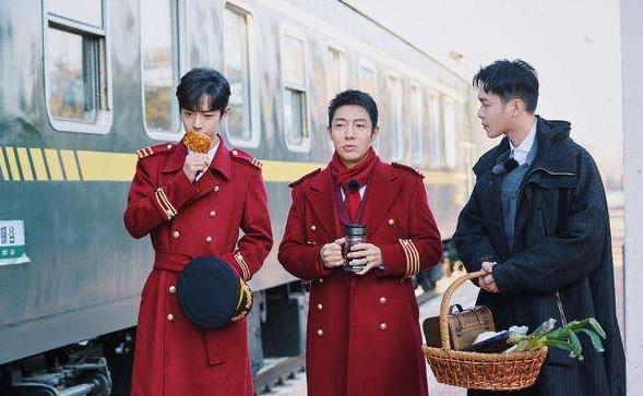 撞衫不可怕,和肖战撞衫才可怕!看看杜海涛和撒贝宁,网友:残酷