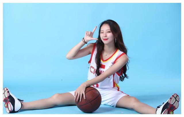 她是cba最美篮球宝贝,颜值清纯身材傲人,直言喜欢强壮男人