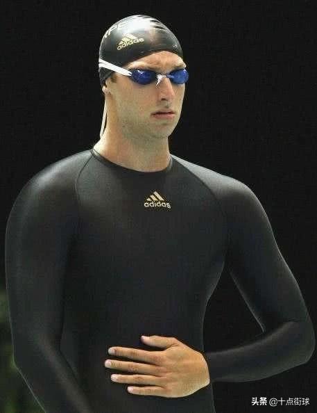 鲨鱼皮泳衣最早出现在1999年,2000年悉尼奥运会上,澳大利亚游泳选手