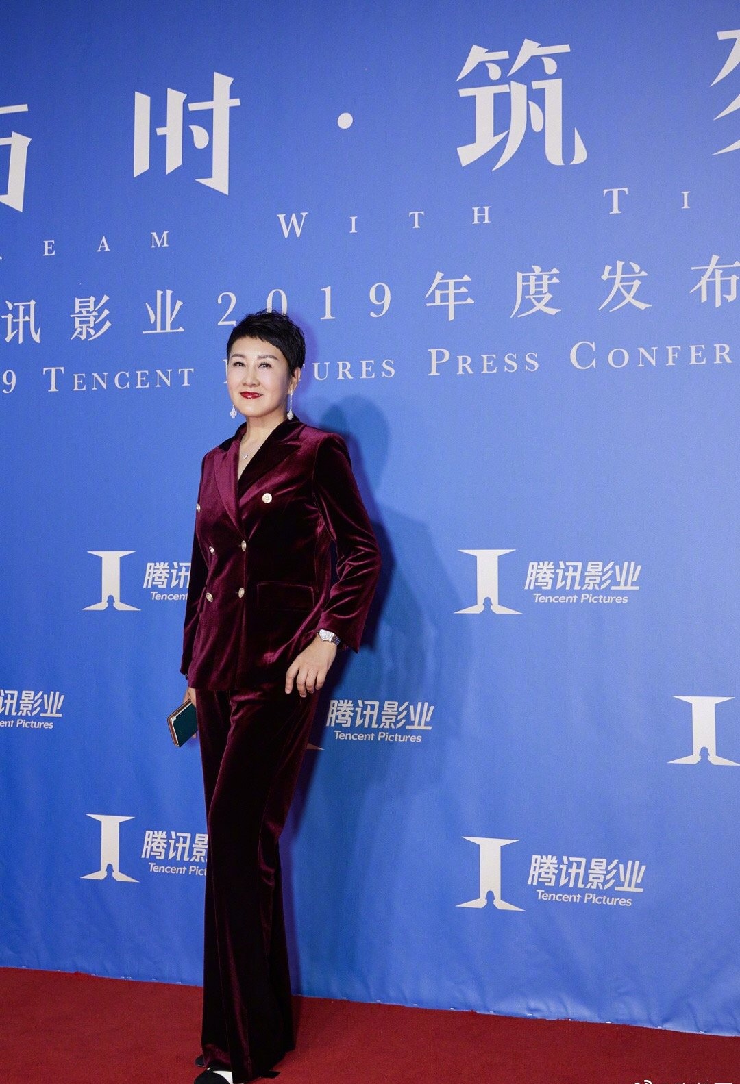 57岁张凯丽爱扮嫩,粉西装配短裤秀美腿,假小子头却显男人味