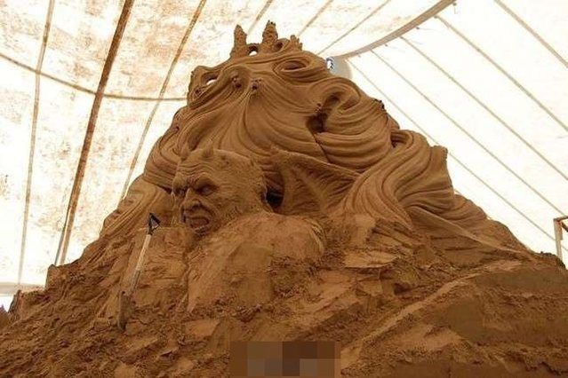 男子用沙雕创造出的一只骇人怪物,精细得不敢用眼睛直视啊