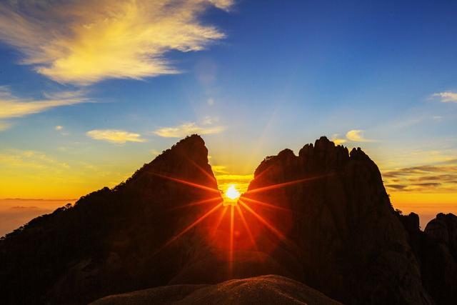 为什么一般人中午都不敢直视太阳但早上和晚上就可以