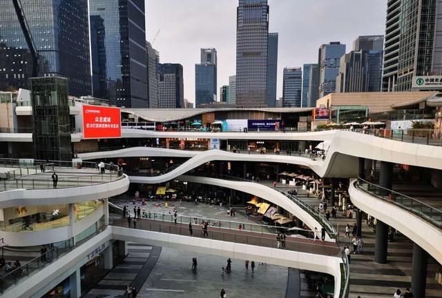 实拍深圳最有立体感、夜景最美的购物中心，有魔幻的感觉！