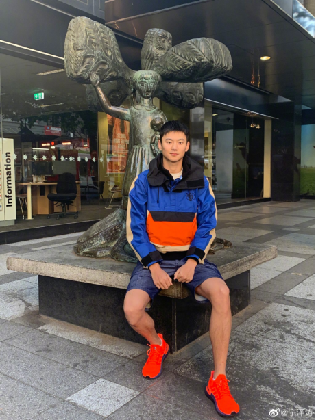 国家游泳运动员宁泽涛,身材完美,比例匀称,运动之外暖如阳光