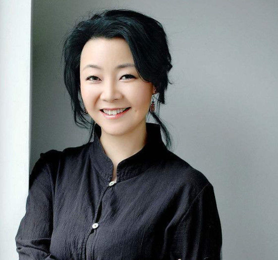 她出道24年零绯闻与初恋相守一生今结婚29年被丈夫宠成女王