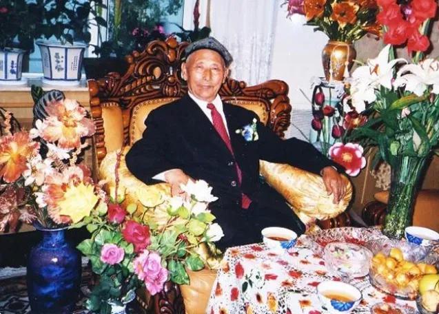 住豪华王府活到2014年,去世前将国旗挂身旁|库车|库车王府|王爷_新浪