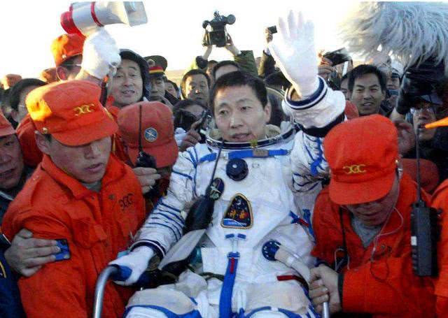 当年杨利伟为何要带一把手枪上太空?科学说出了原因,有3个作用|杨利伟|一把手|地球_新浪新闻
