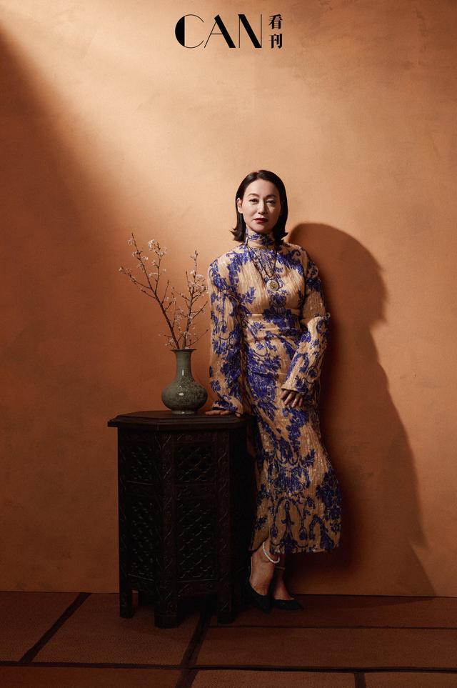 惠英红哪像是60岁的人穿旗袍优雅又大气身材依旧窈窕迷人