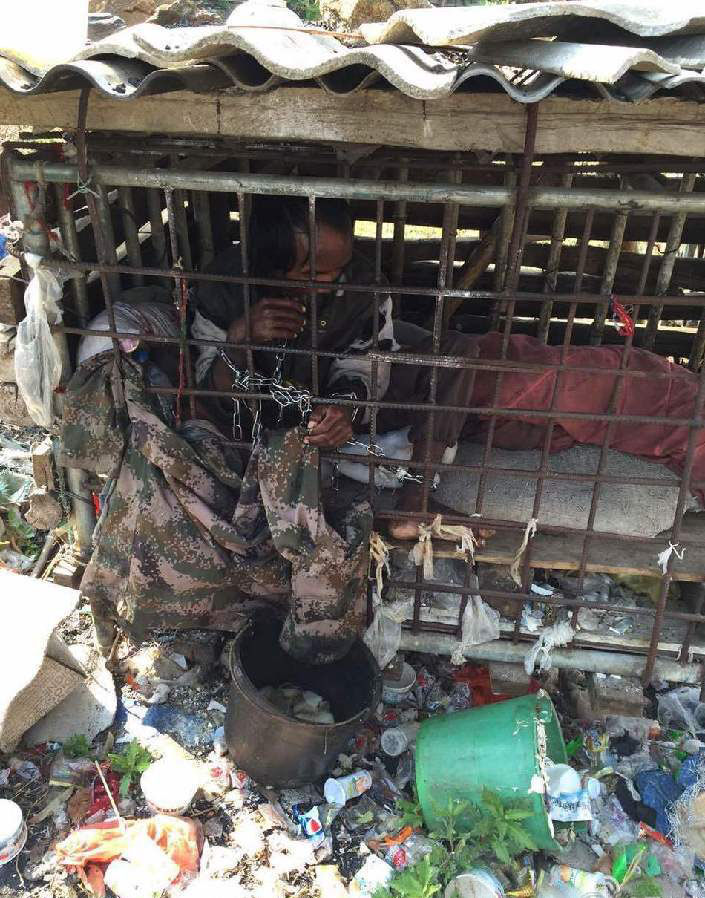 男子被村民用铁笼关押2年,原因让人愤怒不已!