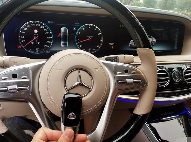 公园遇新提的奔驰迈巴赫s680双色典藏慷慨的驾驶员递来车钥匙