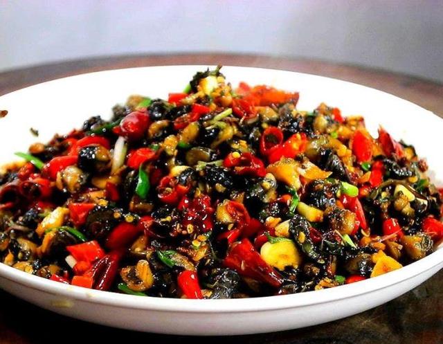 炒田螺还带壳太老土爆炒田螺肉又香又辣比猪肉好吃多了