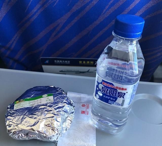 坐飞机时有4种"隐藏"免费服务,你不提,空姐不会主动为你服务