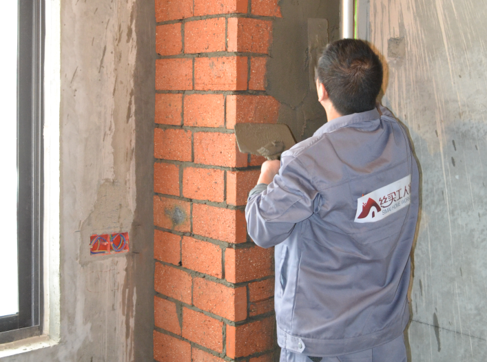 一种是在烟道外在砌筑一层红砖打底,通过砌筑的红砖来增加烟道面的