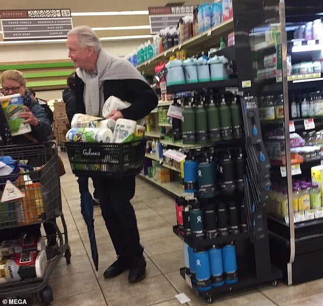 疫情下的美国名人：朱莉父亲也去超市购物，买了一篮子纸巾