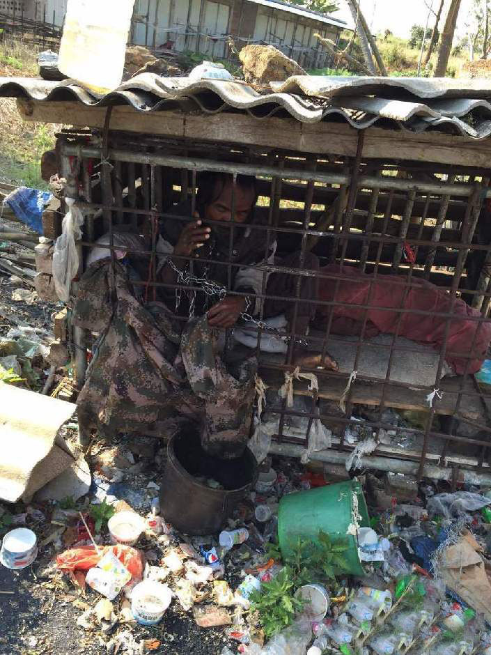 男子被村民用铁笼关押2年,原因让人愤怒不已!