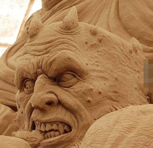 男子用沙雕创造出的一只骇人怪物,精细得不敢用眼睛直视啊