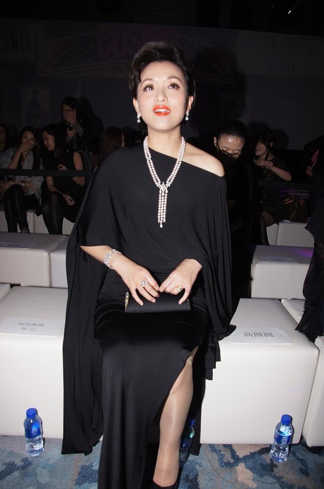 杨澜有气质不显胖,穿修身黑礼服缺少曲线美,坐下不小心暴露腿粗